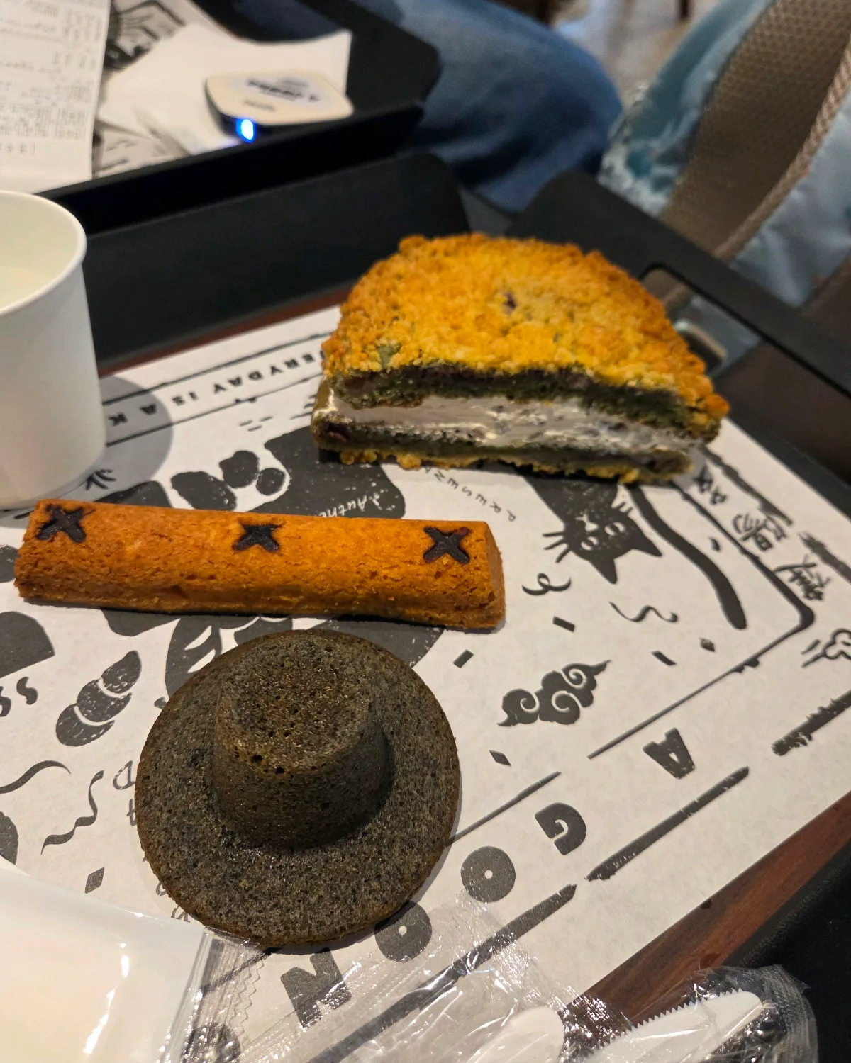 黒い帽子形の菓子と棒形の菓子