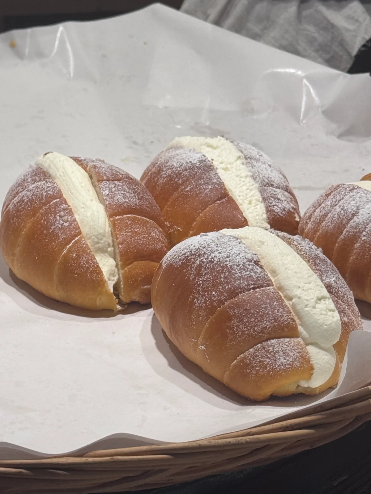 白いクリームを挟んだ塩パン