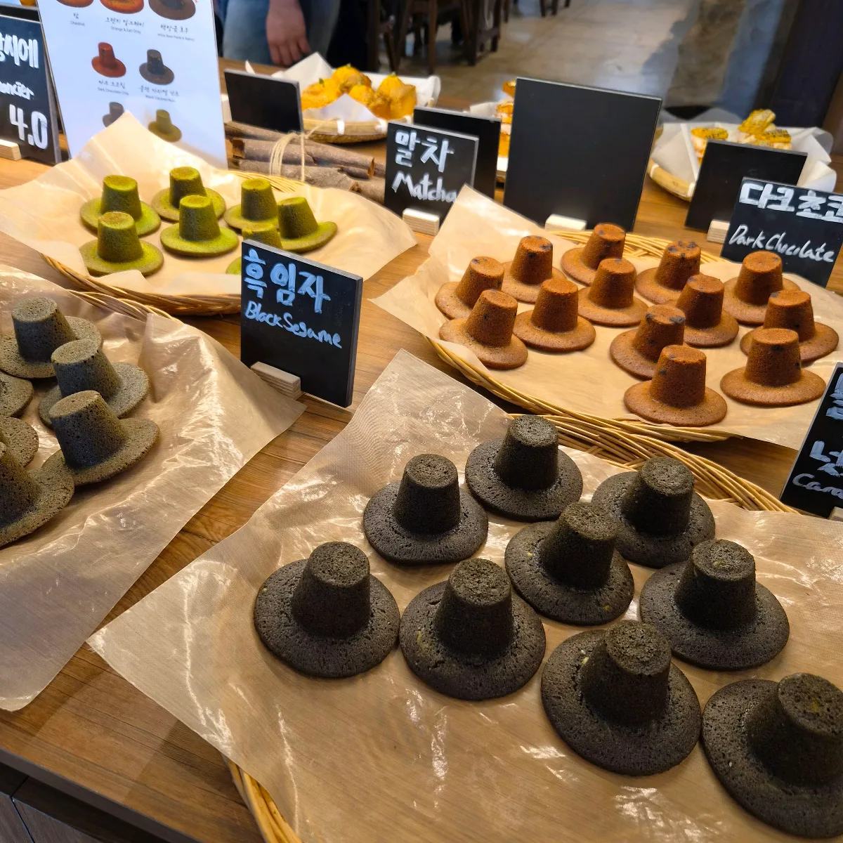 色違いの帽子形の焼き菓子