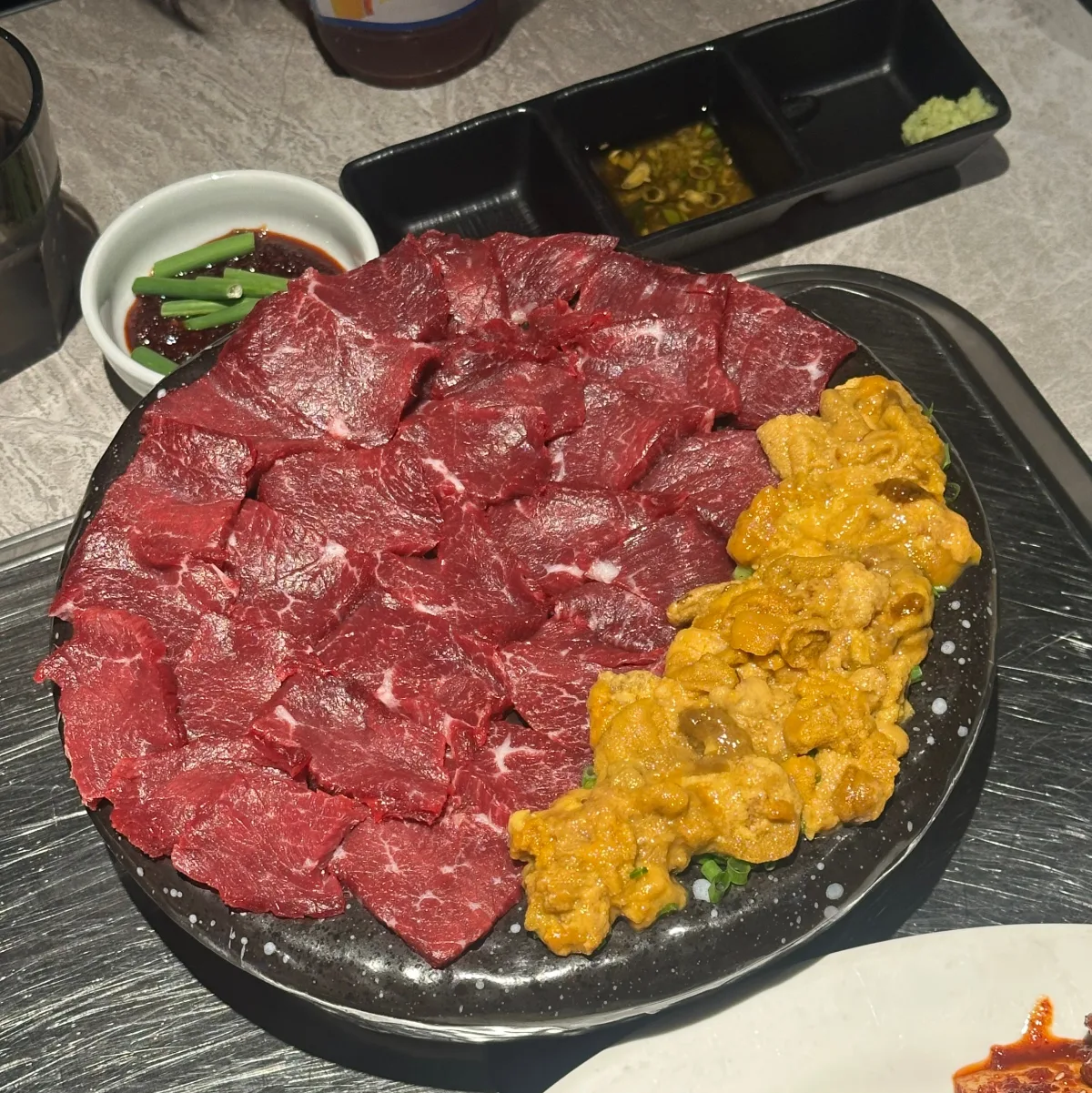 生の牛肉とウニの盛り合わせ