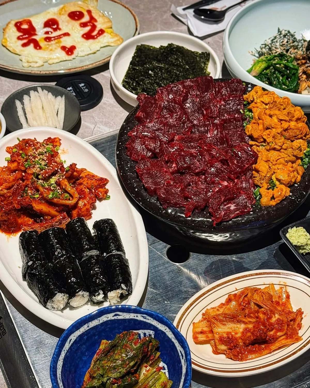 パクス食堂 — 生肉やキンパが並ぶ食卓