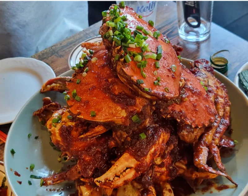 青ねぎを散らしたカニ料理