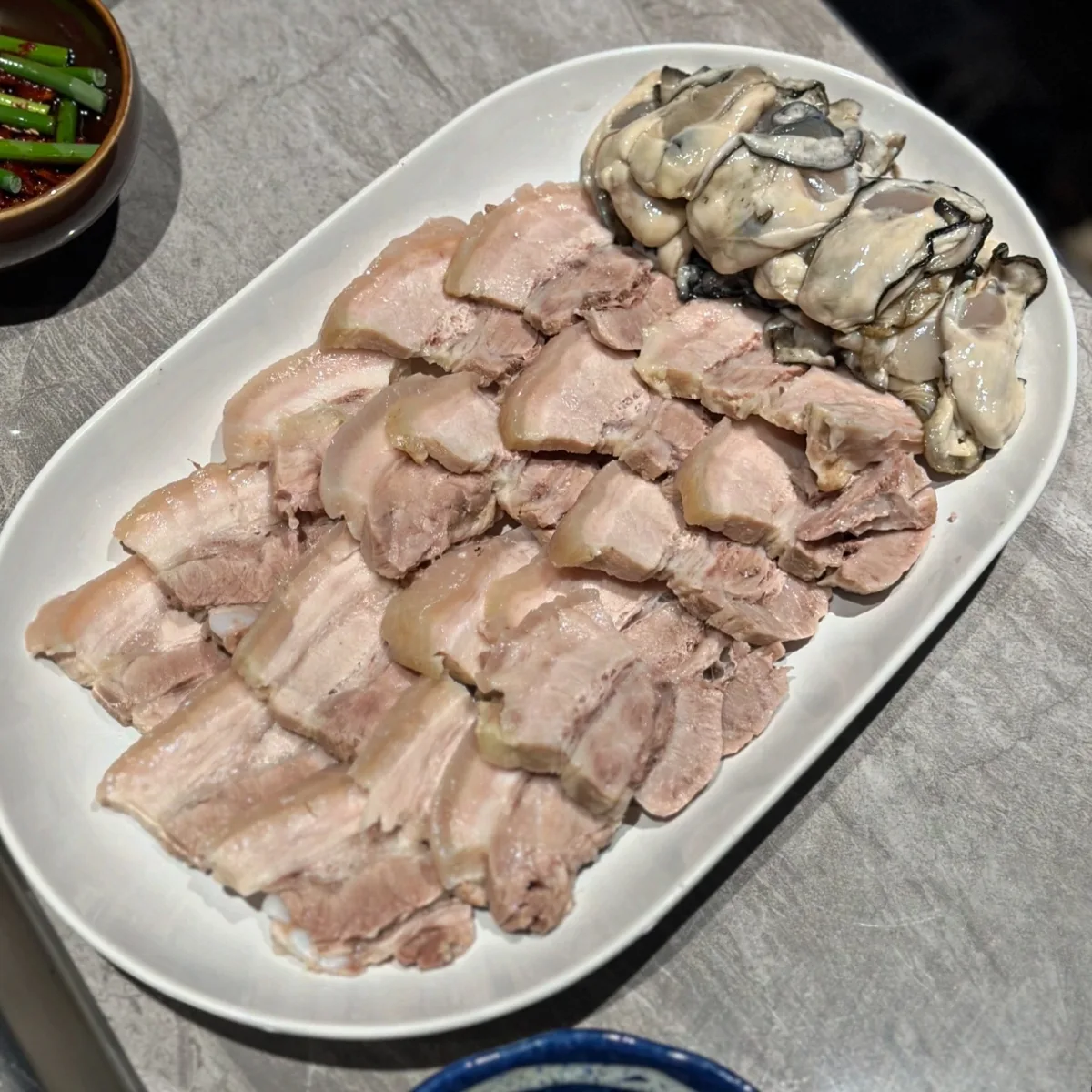 ゆで豚とカキを盛り合わせたポッサム