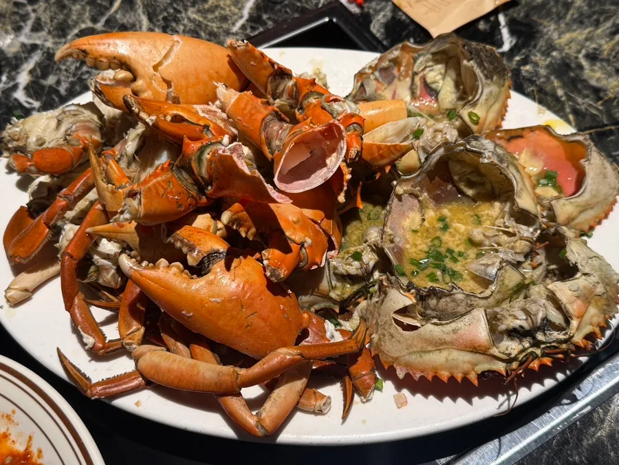 殻ごと盛られた青ガニの蒸し料理