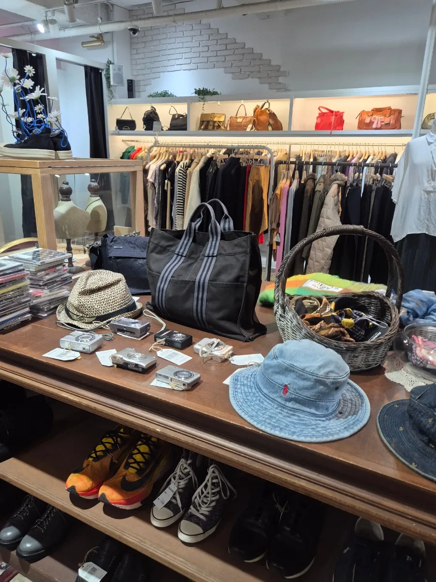 BALBAL VINTAGE 新沙店 — 帽子やバッグ、カメラの陳列