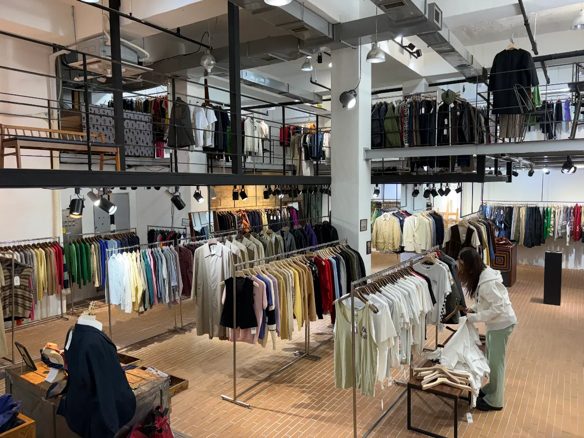 BALBAL VINTAGE 新沙店 — 吹き抜けに並ぶ古着のラック