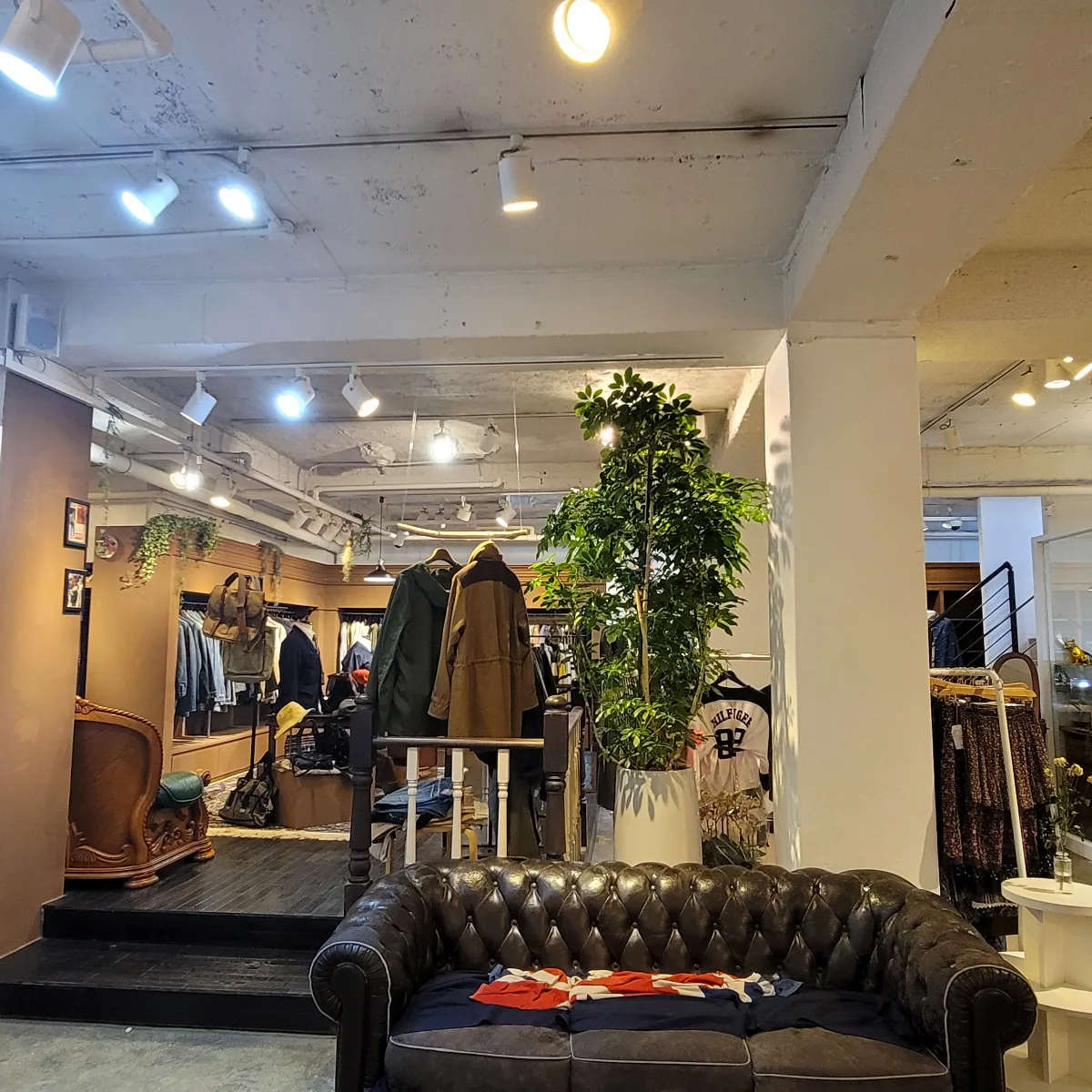 BALBAL VINTAGE 新沙店 — 革のソファとコートの売り場