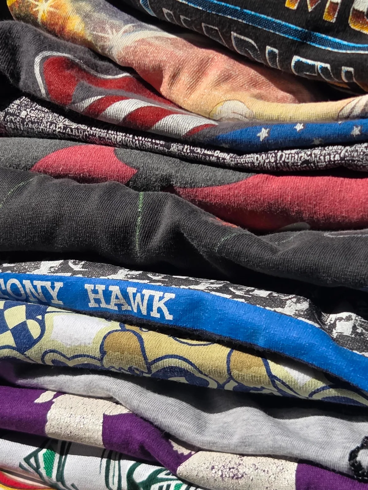 色褪せたプリントTシャツの重なり
