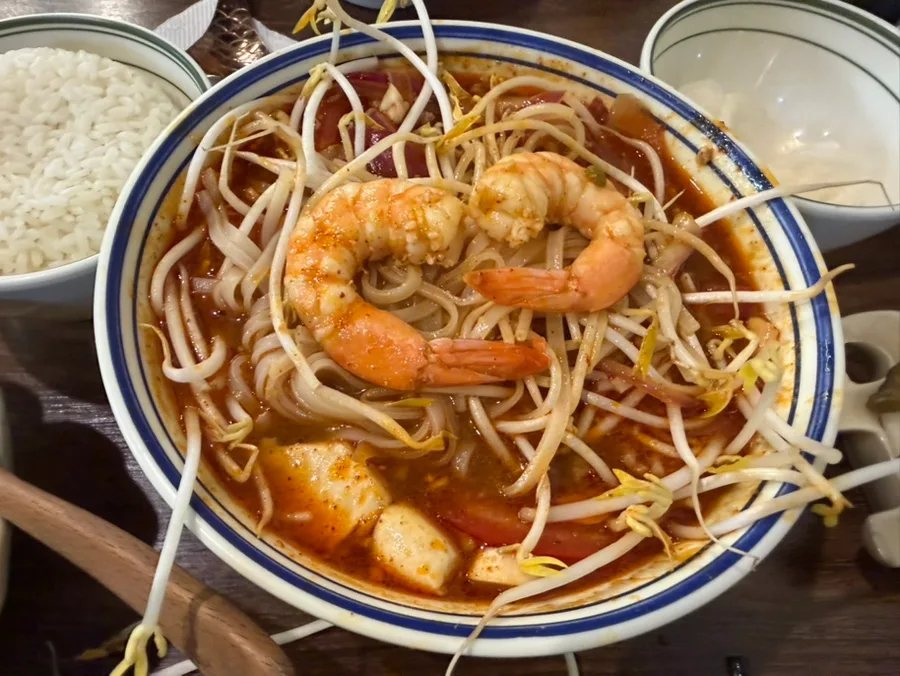 エビとモヤシ入りの赤い米麺
