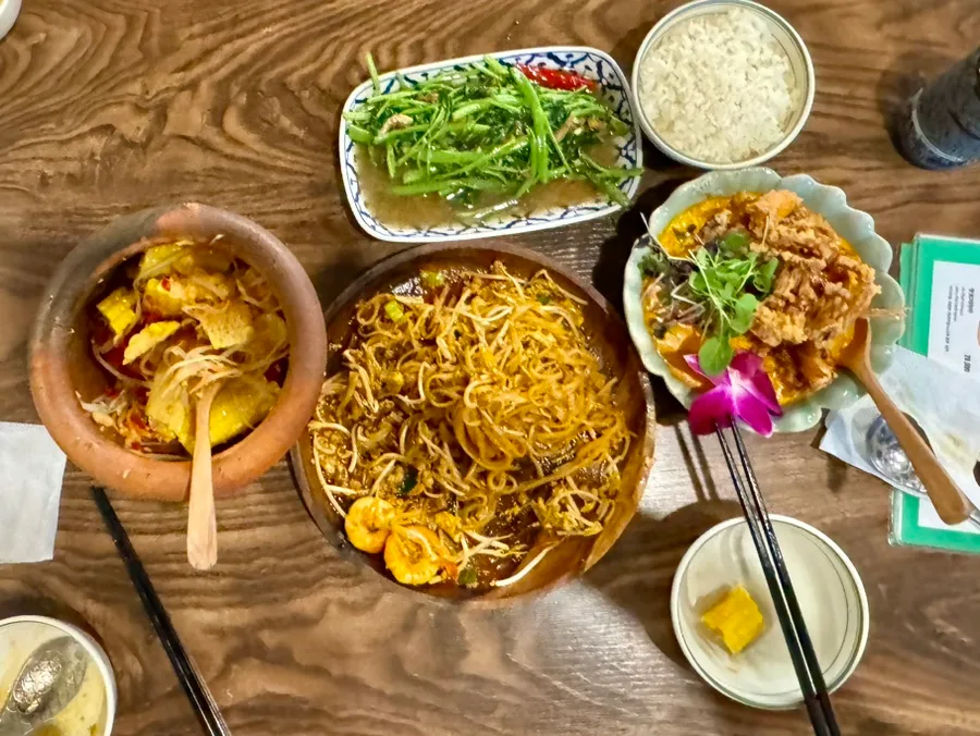 バンピチャイ — 麺料理や炒め物が並ぶ食卓