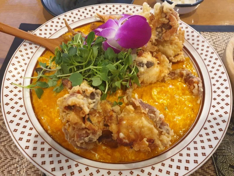 バンピチャイ — 揚げたカニをのせたカレー