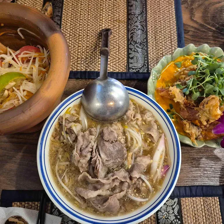 バンピチャイ — 牛肉入りのライスヌードル
