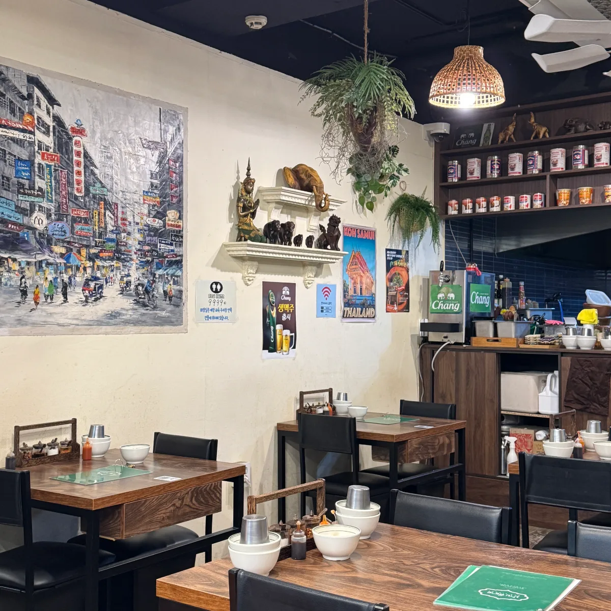 バンピチャイ — 木のテーブルが並ぶ店内