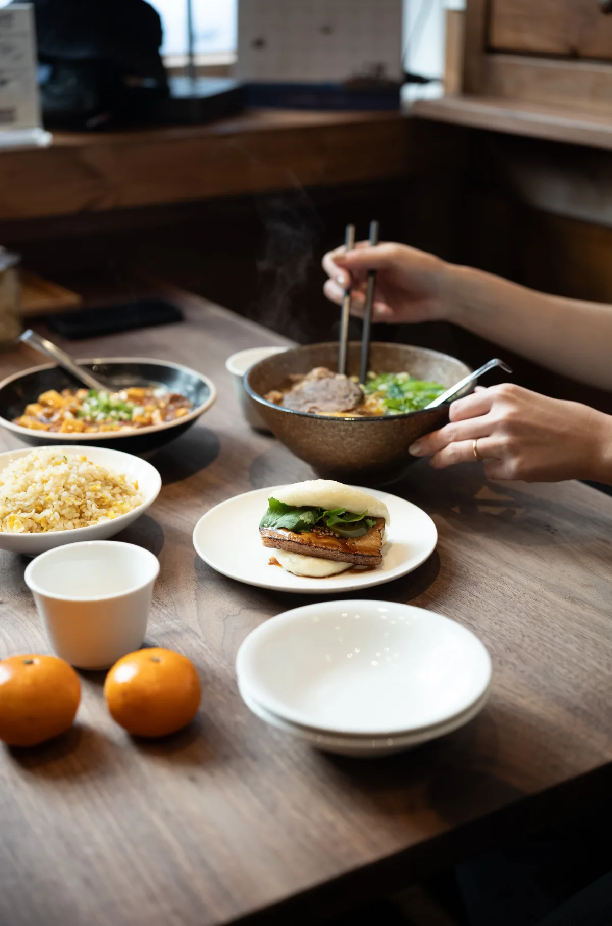バオハウス 田浦店 — 麺やバオが並ぶ食卓