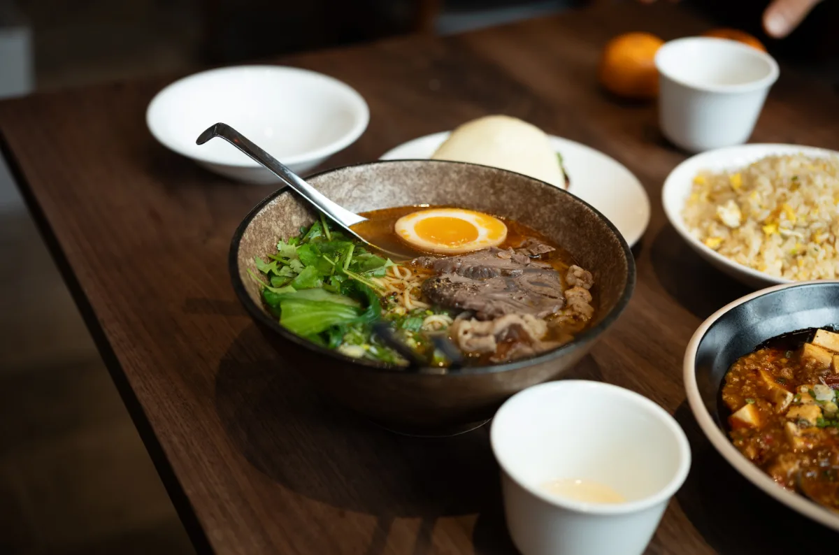 牛肉と卵をのせた麺