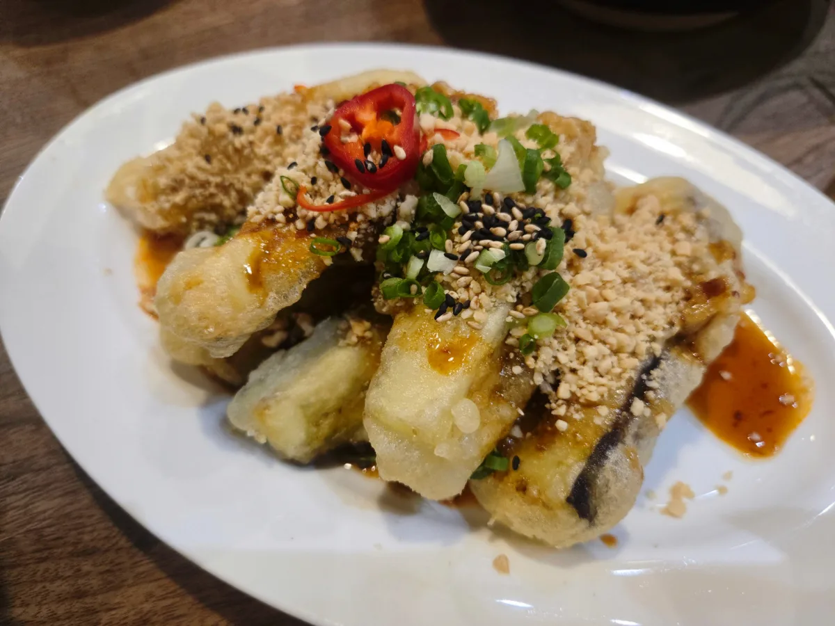 バオハウス 田浦店 — ナッツとねぎをのせた揚げナス