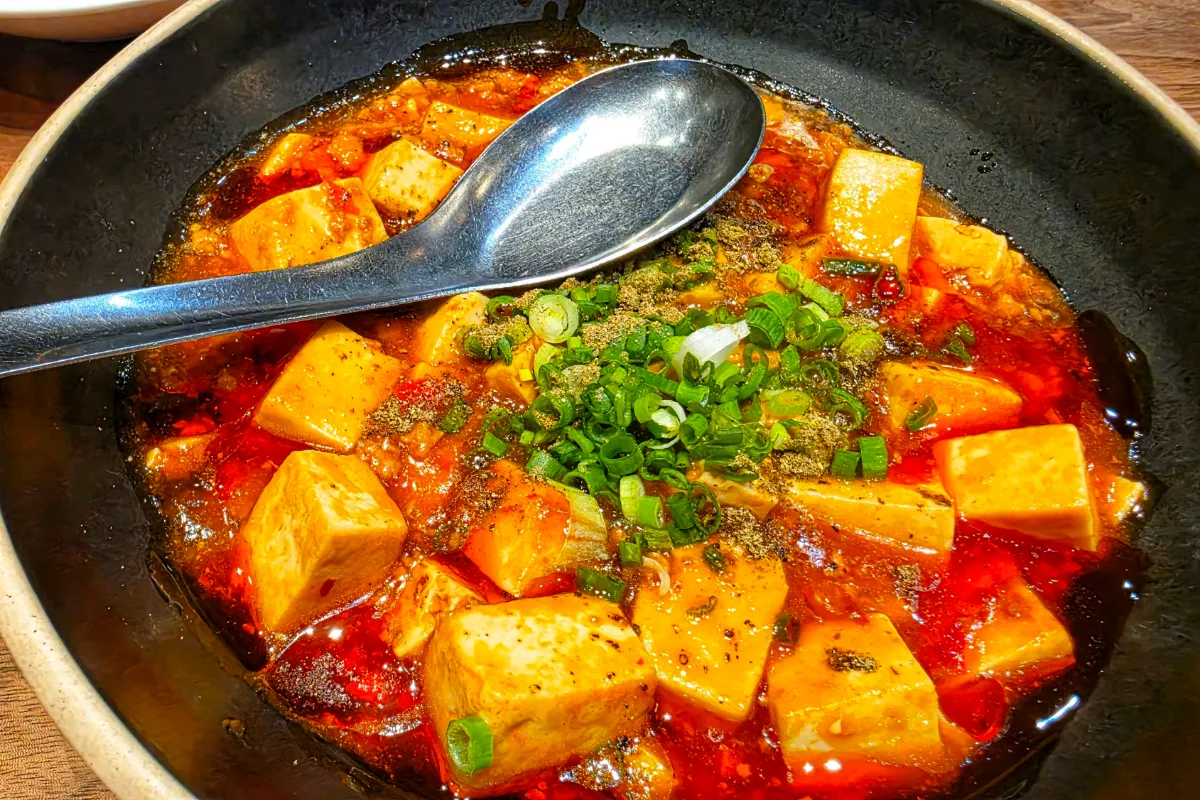 ねぎをたっぷりのせた麻婆豆腐