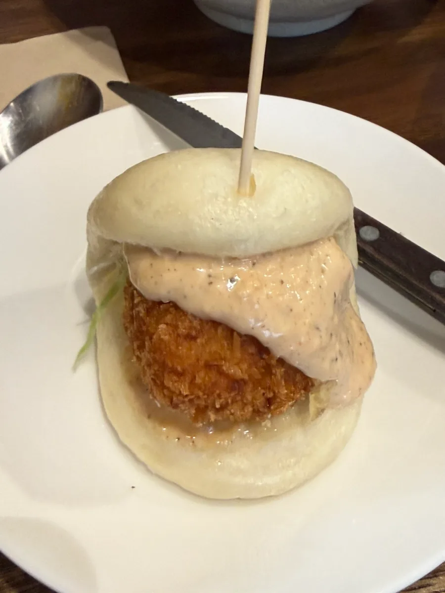 エビフライとソースを挟んだエビバオ