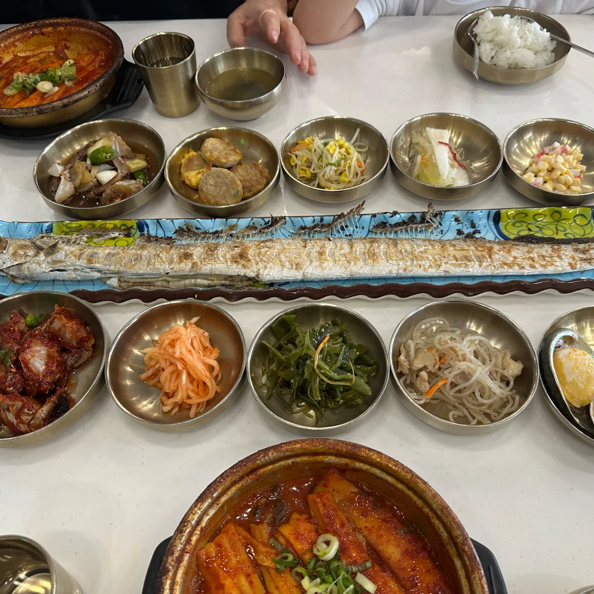 バルン・カルチ 済州空港本店 — 長い焼き魚と小皿料理
