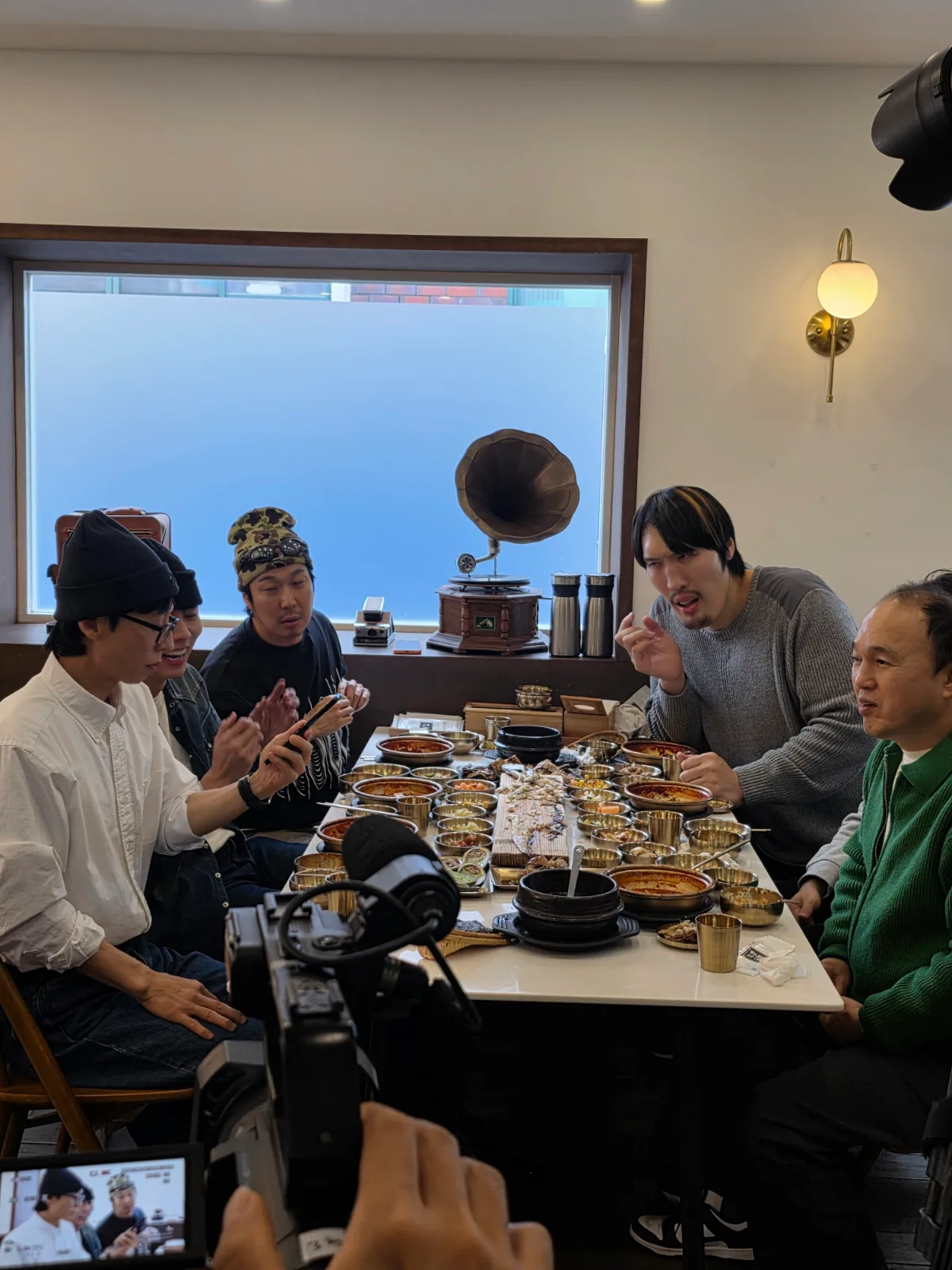 店内で撮影するユ・ジェソクとチェ・ホンマン(MBC『ノルミョン・ムォハニ?』撮影時)