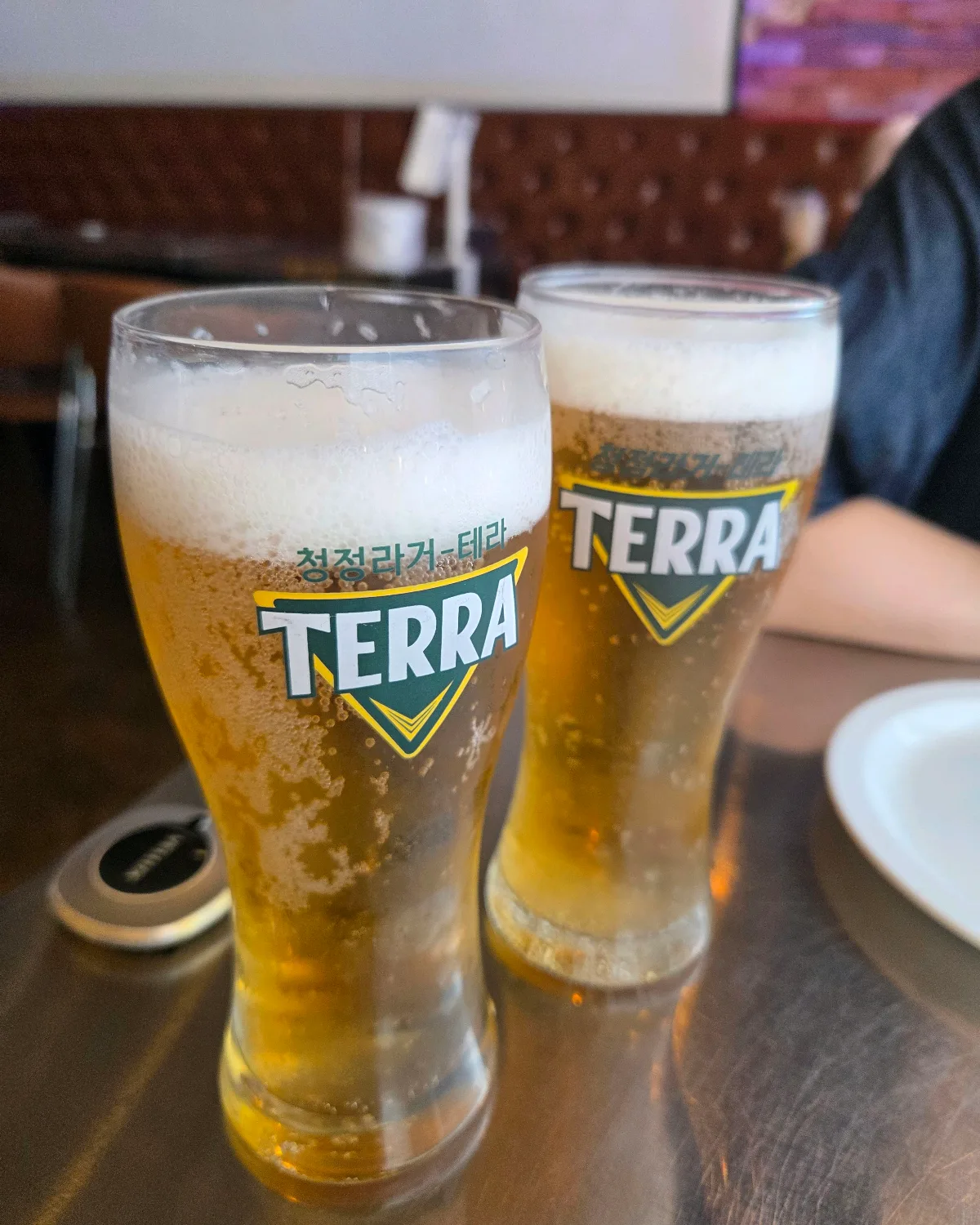 泡をのせた2杯のビール