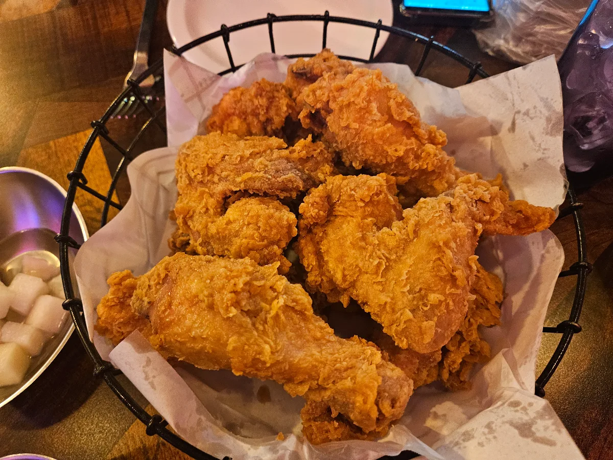 BBQチキン 明洞スター店 — かごいっぱいのフライドチキン