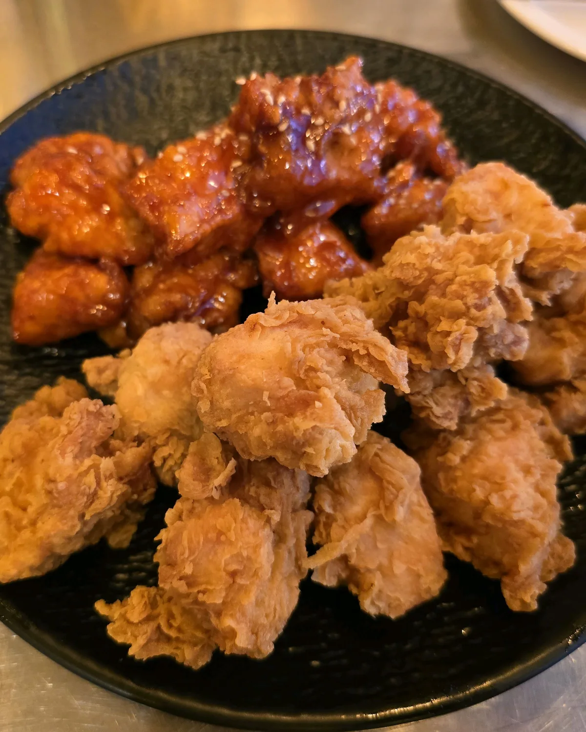 BBQチキン 明洞スター店 — フライドと赤いソースのチキン