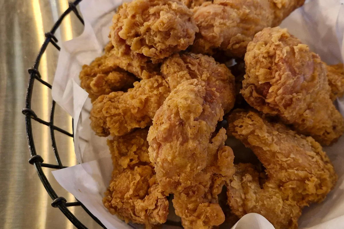 衣の凹凸が見える骨付きチキン