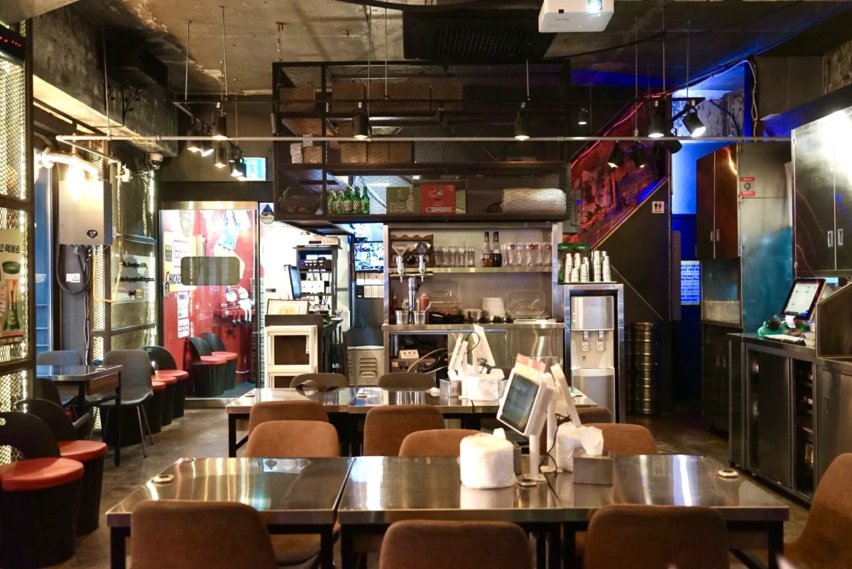 BBQチキン 明洞スター店 — 金属のテーブルが並ぶ店内