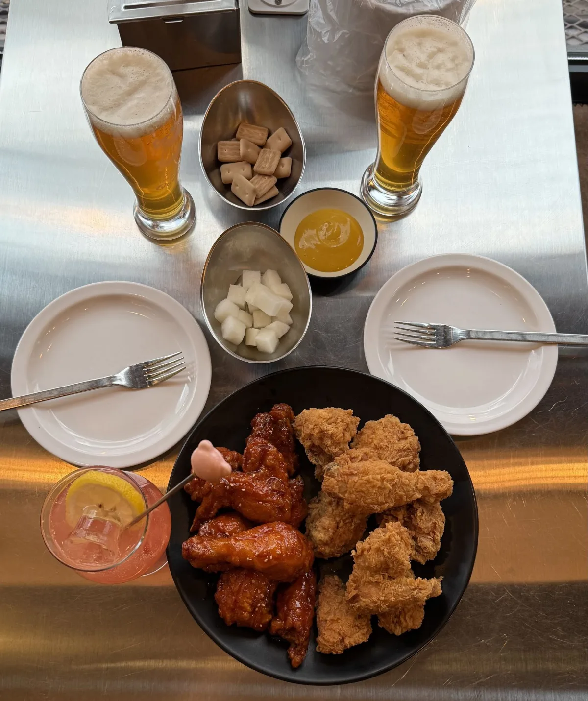 BBQチキン 明洞スター店 — チキンとビールが並ぶテーブル