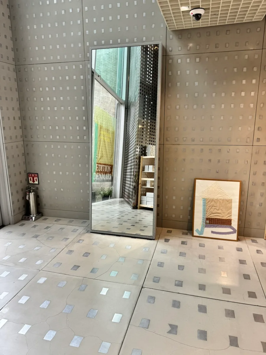 BEAKER 聖水店 — 四角い模様の壁と大きな姿見