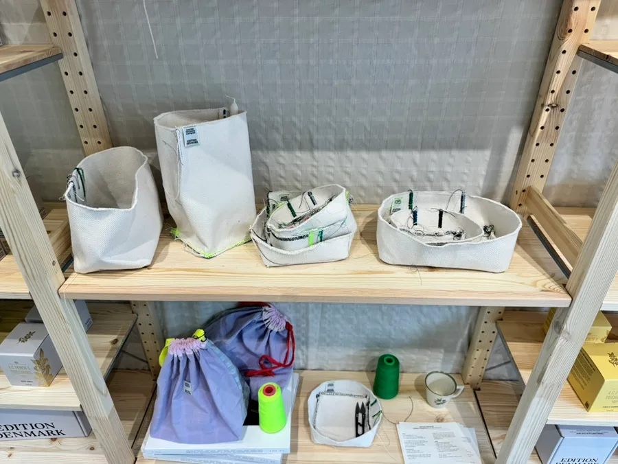 BEAKER 聖水店 — 木製棚に並ぶ布の収納小物