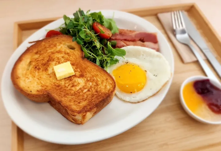 トーストとジャムのブランチ