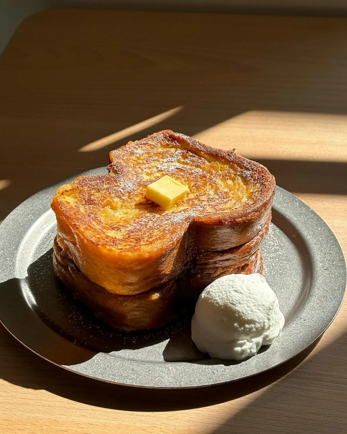 BEEKEND — バターをのせた厚切りトースト