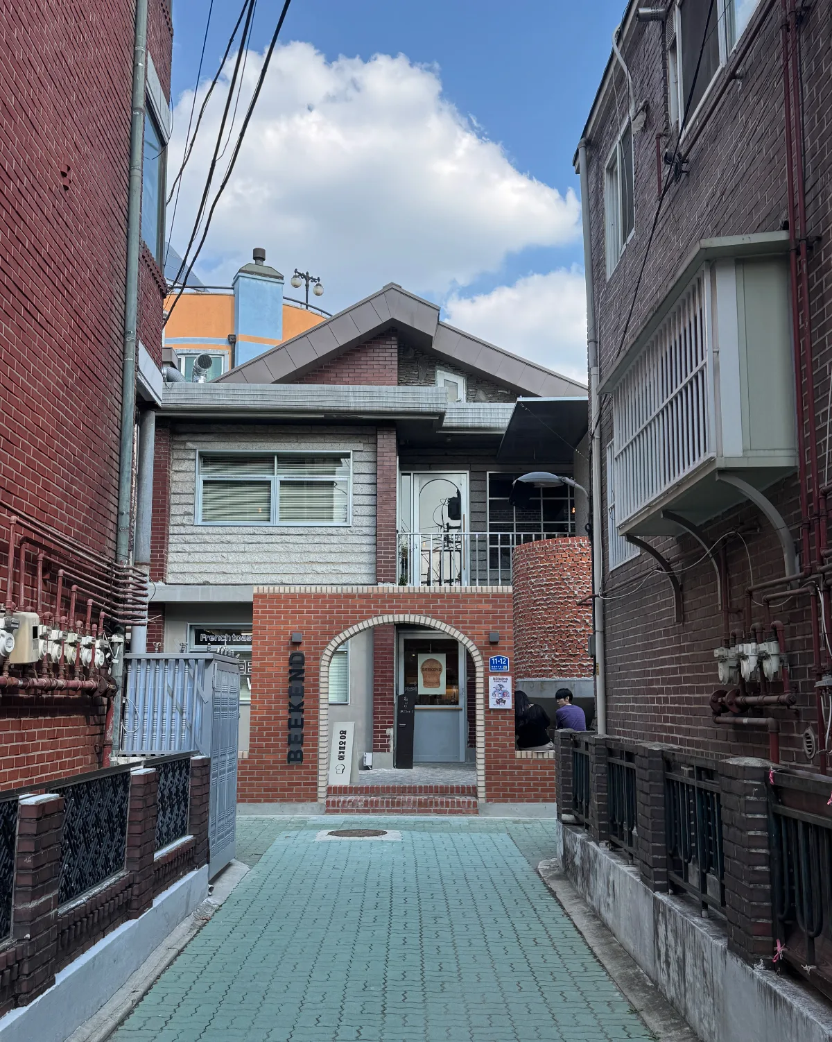 路地の先に見える赤レンガのアーチ