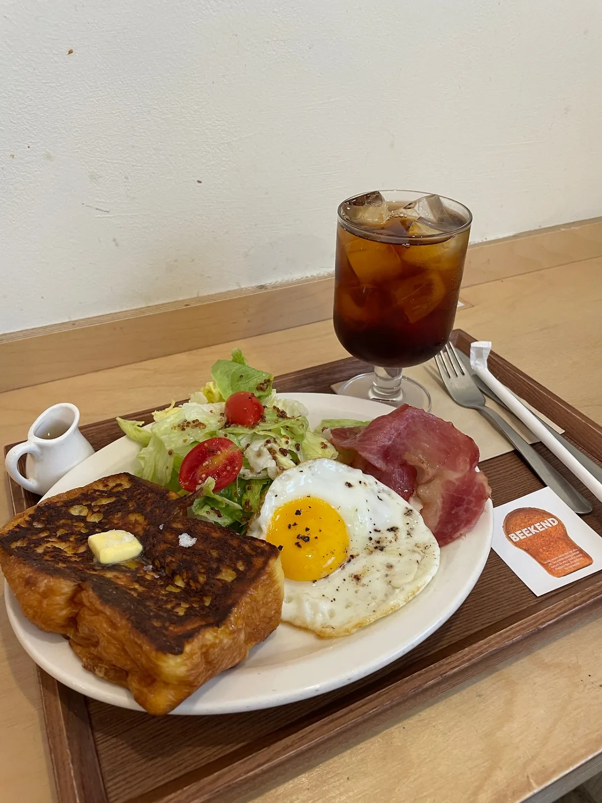トーストと目玉焼きのブランチ
