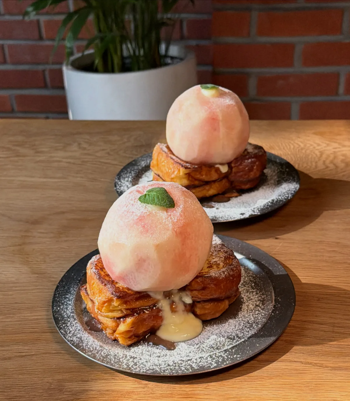 BEEKEND — 桃を丸ごとのせたフレンチトースト