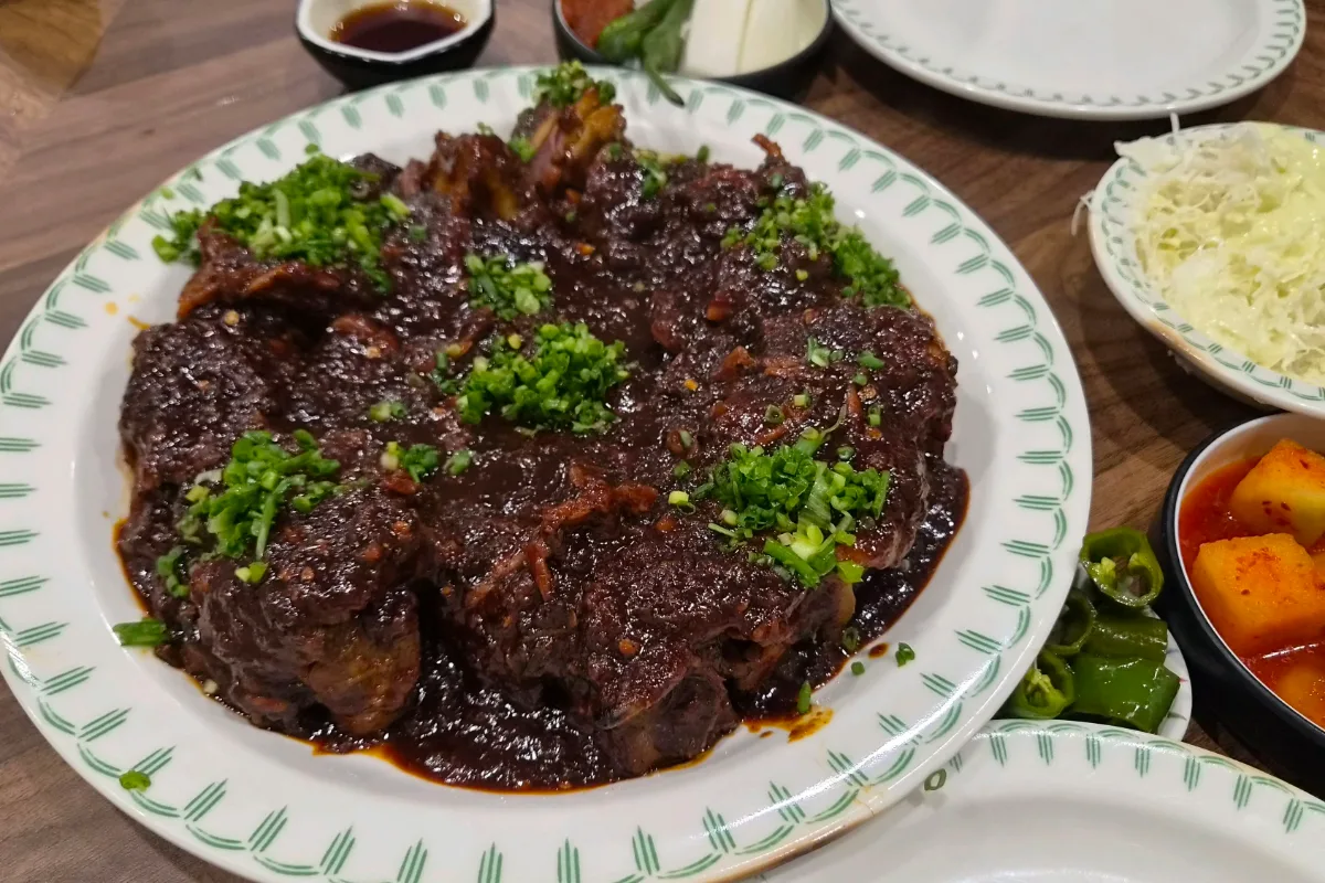 ポドゥナム・チプ — 青ねぎをのせた骨付き肉