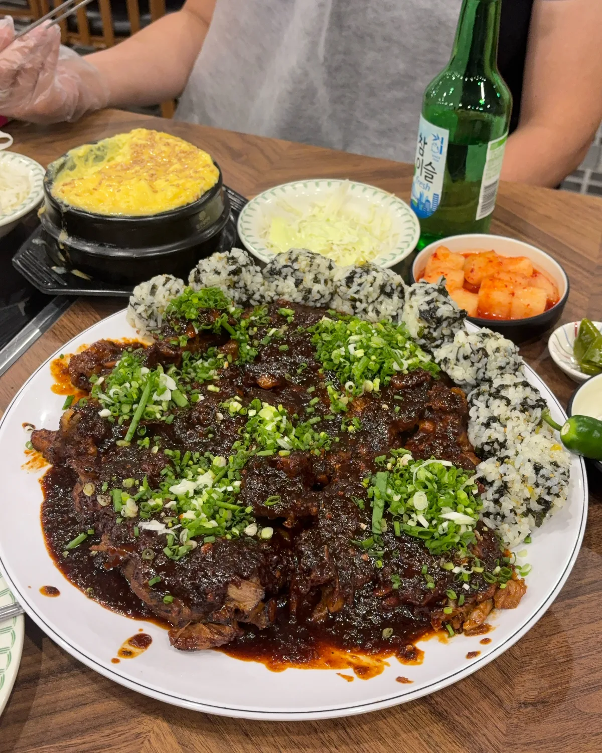 骨付き肉と丸めたご飯
