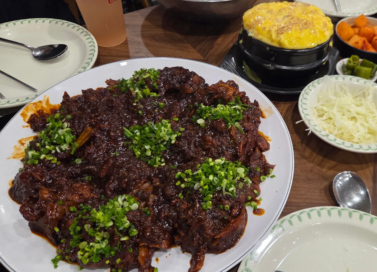 ポドゥナム・チプ — 骨付き肉と卵料理が並ぶ食卓
