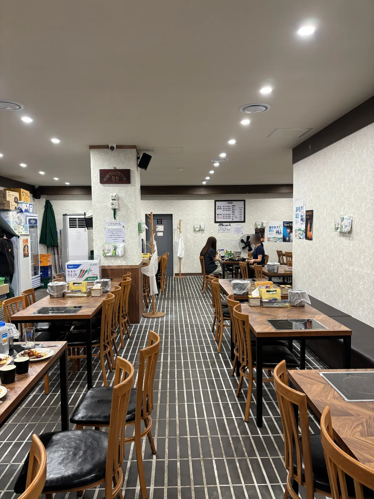 ポドゥナム・チプ — 木のテーブルが並ぶ店内