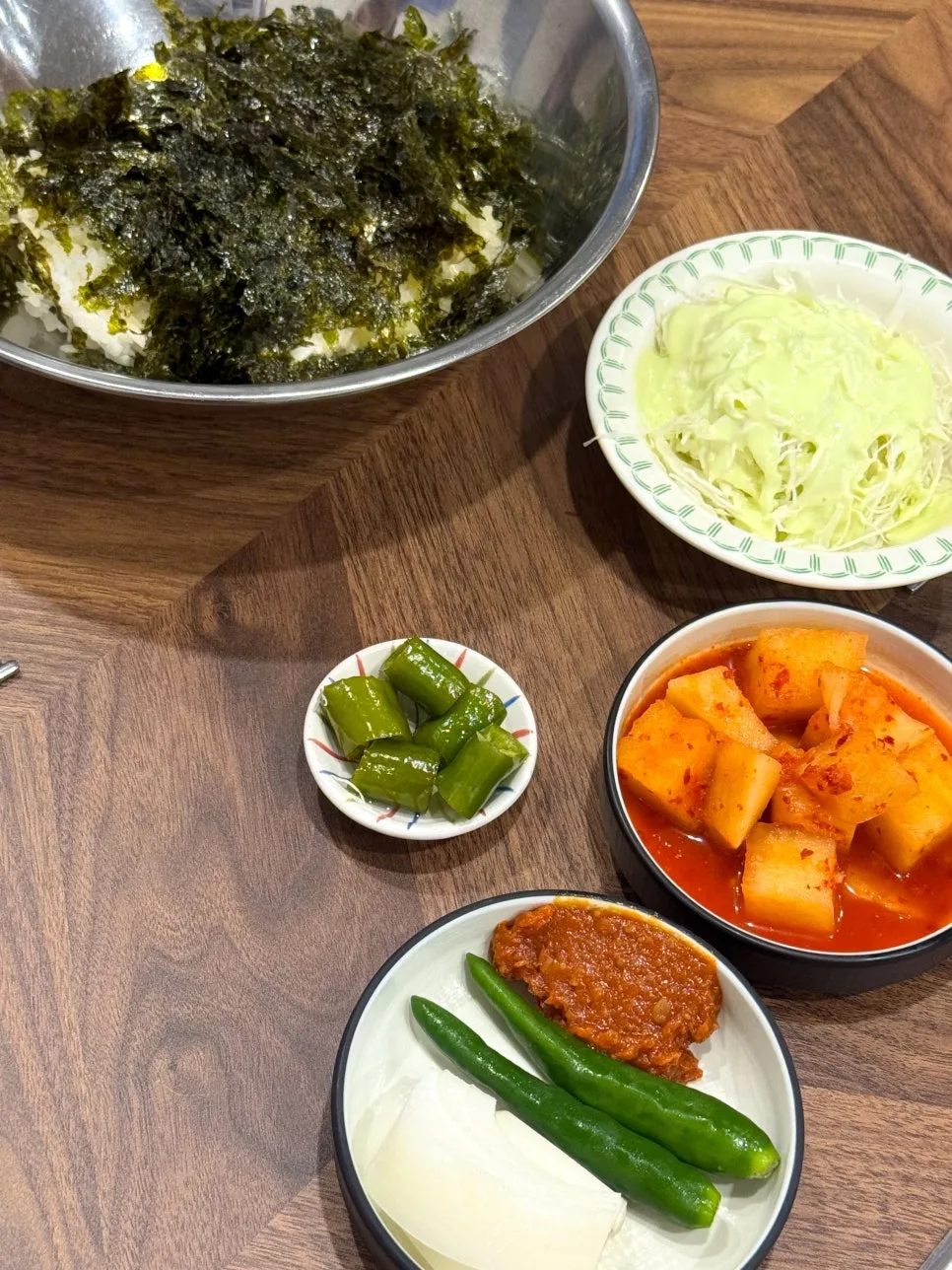 ボウルの海苔ご飯とカクテキなどのおかず