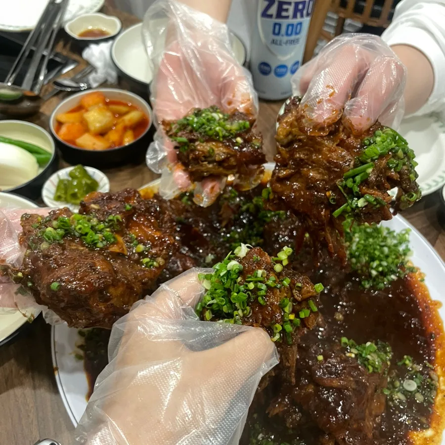 手袋をはめて持ち上げたピョグイ