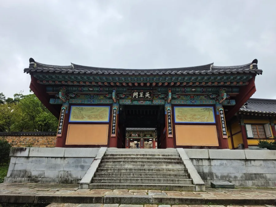 梵魚寺 — 石段の上に立つ天王門