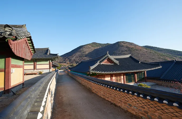石塀の道と連なる瓦屋根