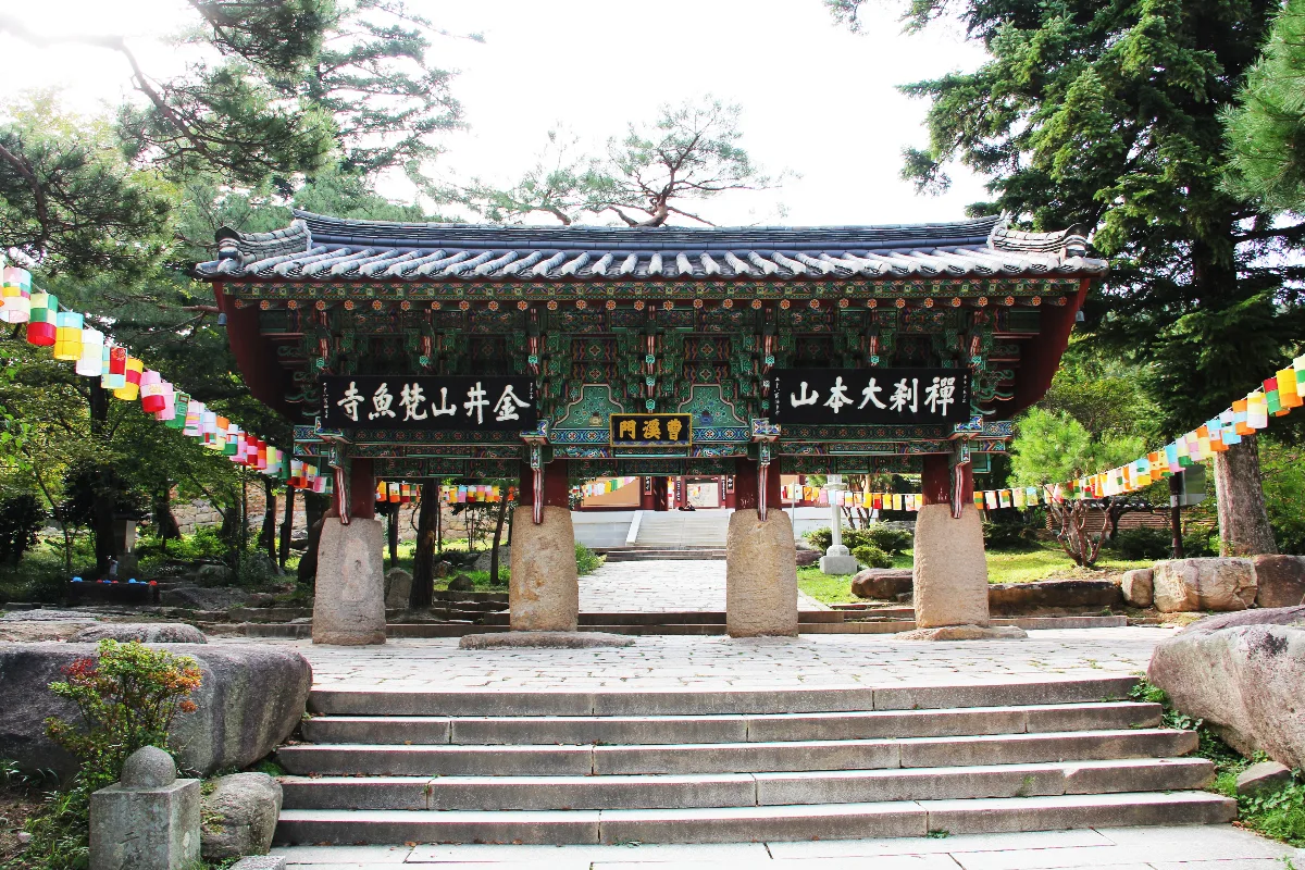 梵魚寺 — 色とりどりの提灯と曹渓門