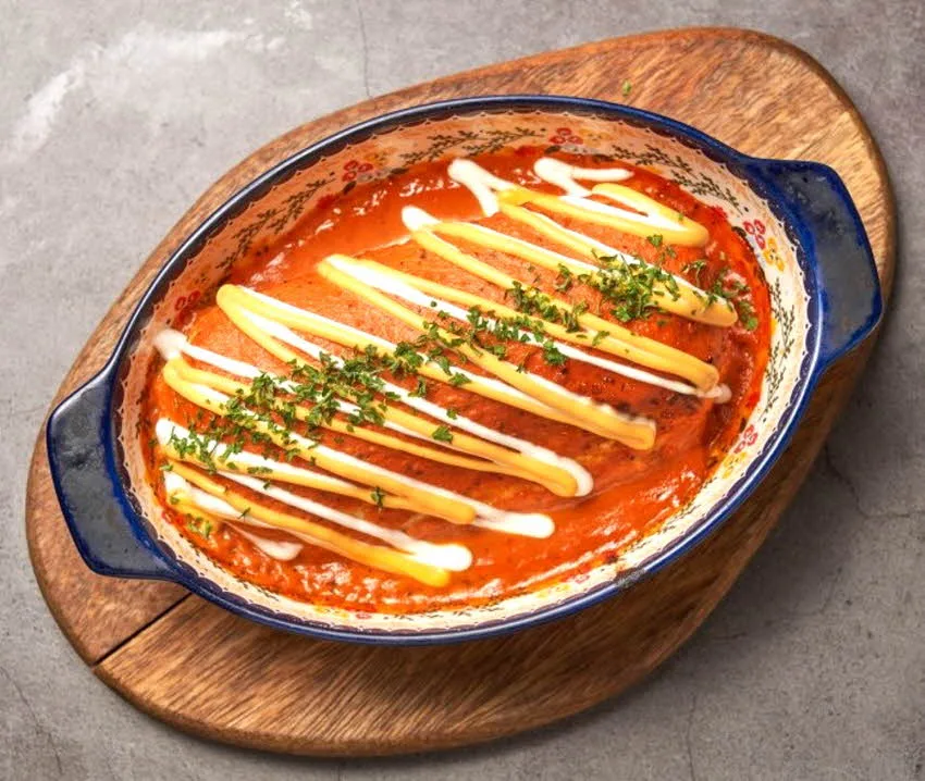 赤いソースのエンチラーダ