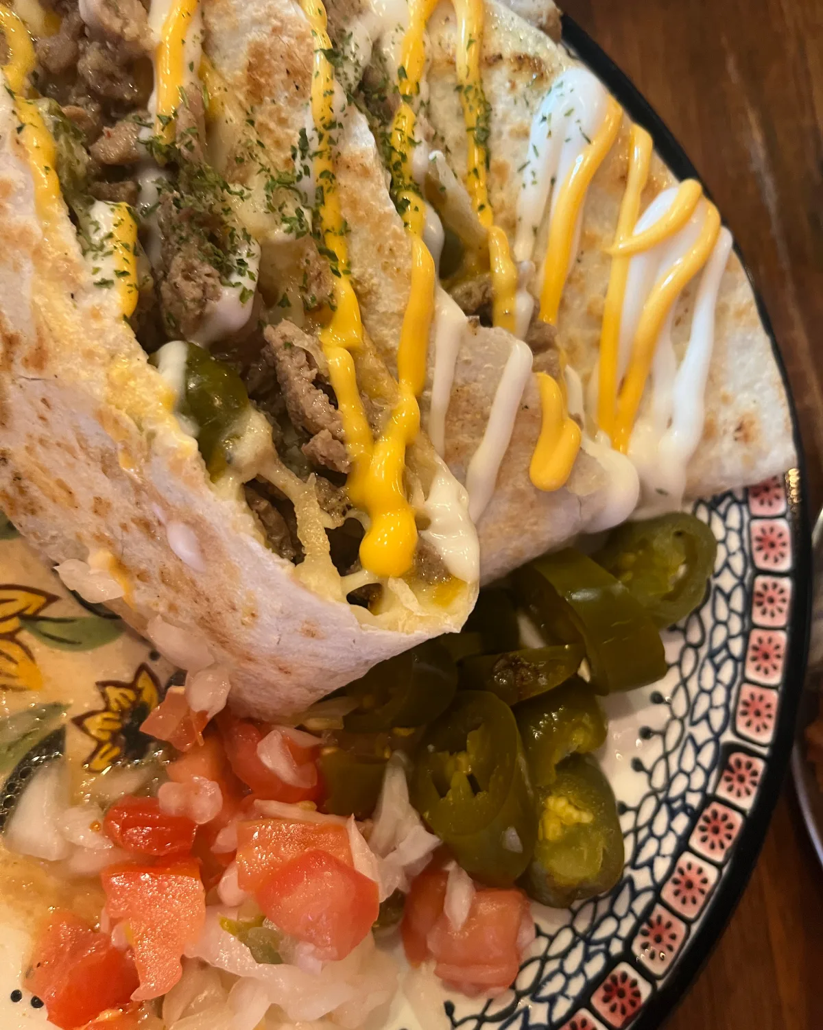 肉とチーズ入りのケサディーヤ