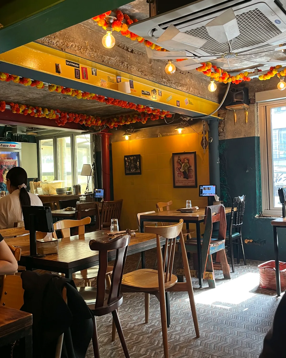 Bermuda Samgakji — 木のテーブルが並ぶ店内