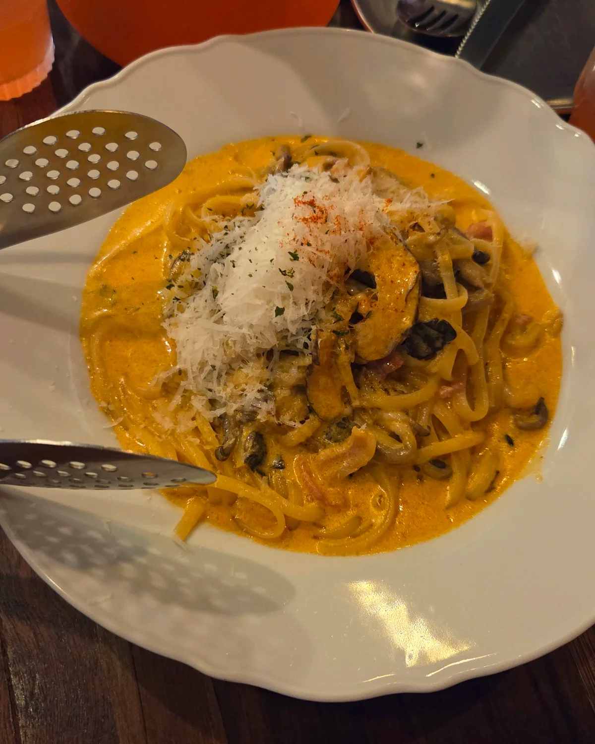 チーズをのせたきのこのクリームパスタ